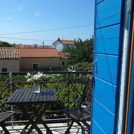 House Ivas With Garden