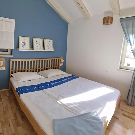 House Ivas With Garden *