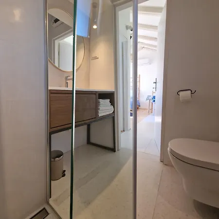 House Ivas With Garden