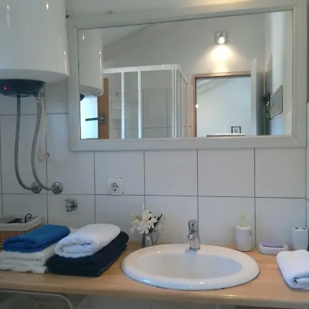 House Ivas With Garden Hébergement de vacances *