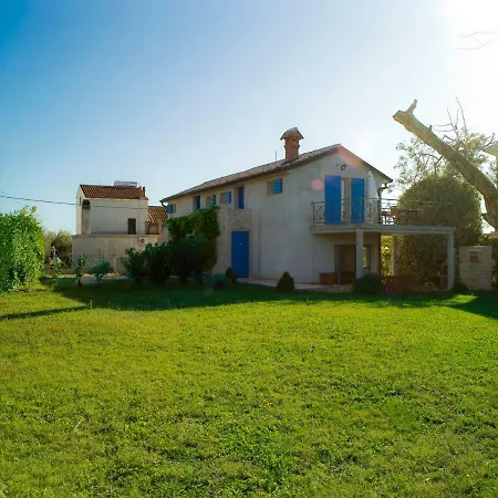 House Ivas With Garden Hébergement de vacances *